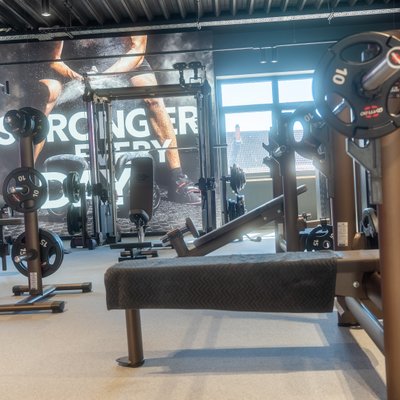 Level 7 Fitness Oberkirch - Blick in den leeren Kraftraum.