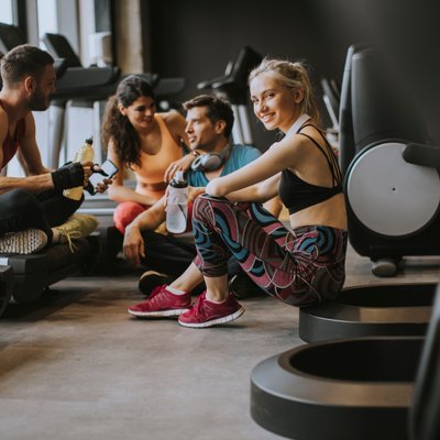 Level 7 Fitness Oberkirch - Gruppe trainiert im Kursraum und unterhält sich.