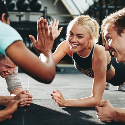Level 7 Fitness Oberkirch - Gruppe trainiert am Boden und lacht.