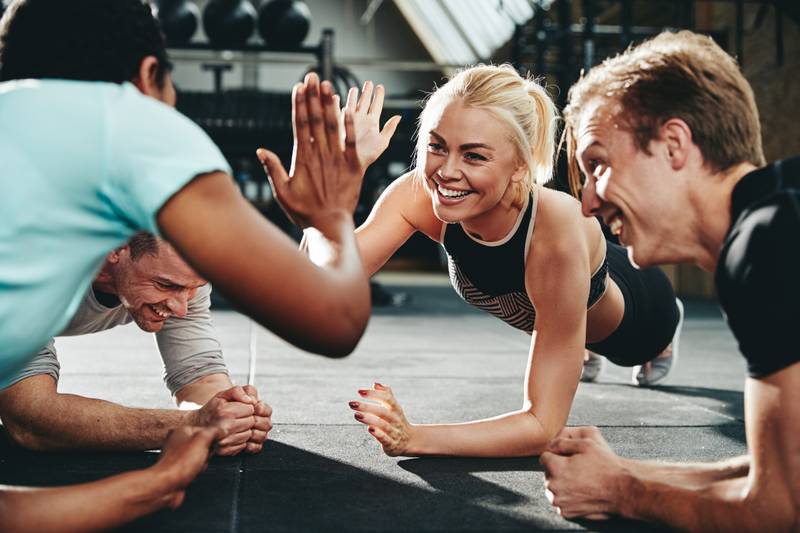 Level 7 Fitness Oberkirch - Gruppe trainiert am Boden und lacht.