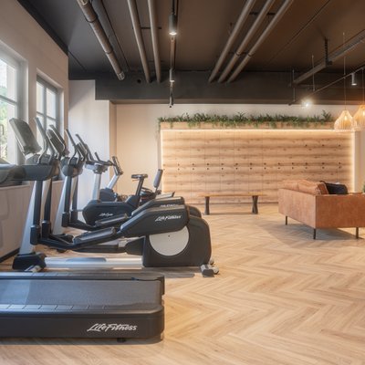Level 7 Fitness Oberkirch - Blick in den Cardiobereich mit Stepper und Indoor Bikes.