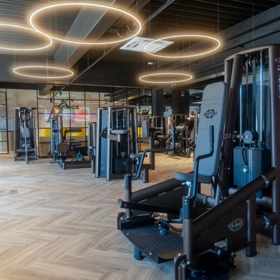 Level 7 Fitness Oberkirch - Blick in den Geräteraum mit toller Beleuchtung.