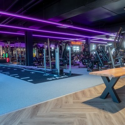 Level 7 Fitness Oberkirch - Blick in den Fitnessraum mit Lila Beleuchtung.