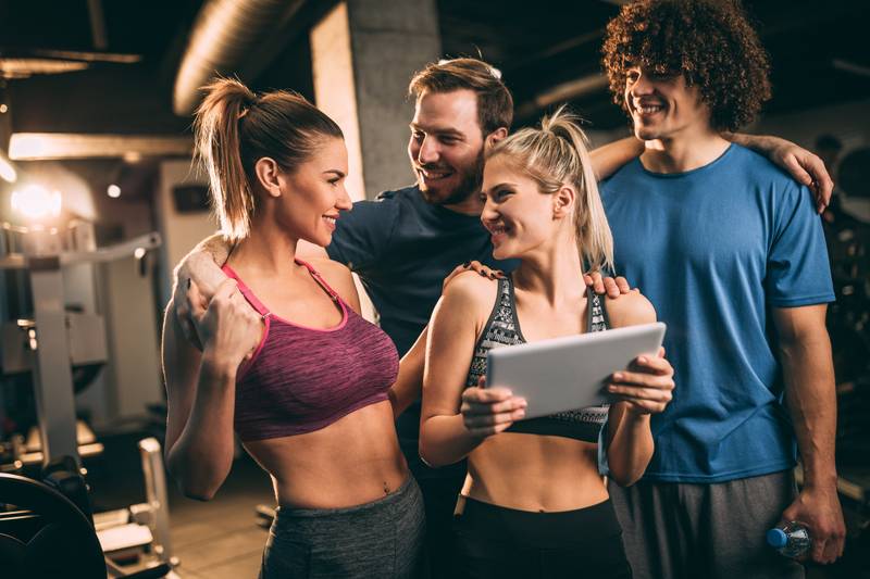 Level 7 Fitness Oberkirch - Gruppe mit Tablet beim Fitnesstraining.