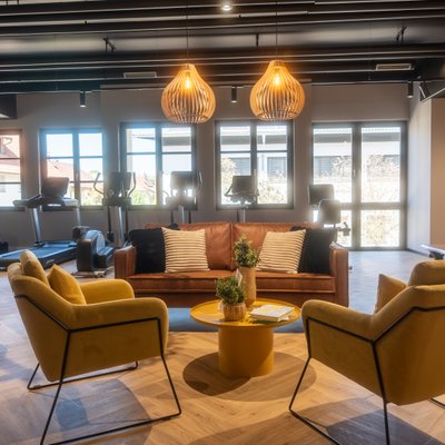 Level 7 Fitness Oberkirch - Blick auf die Sitzgelegenheiten im Bistro.