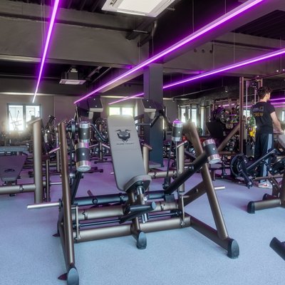 Level 7 Fitness Oberkirch - Kraftgerät mit schöner Lila Beleuchtung.
